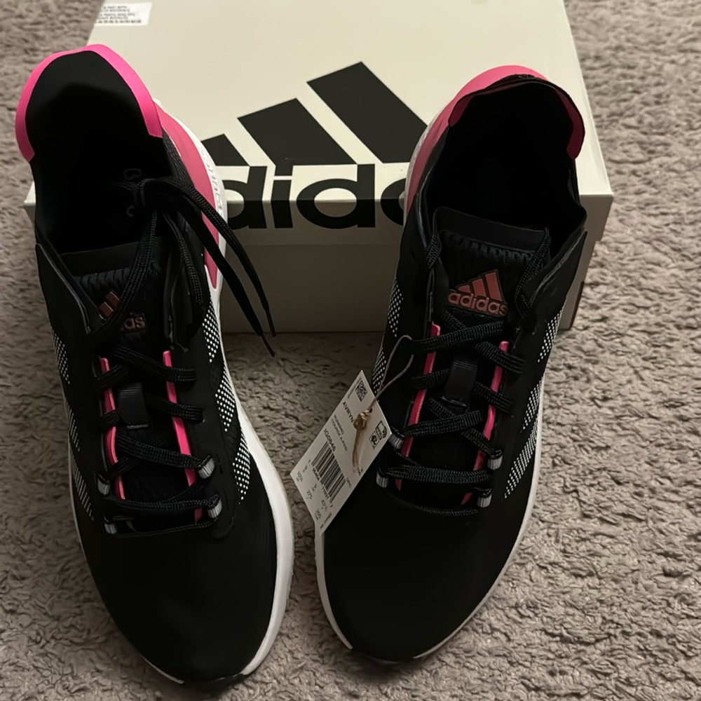 Brand new adidas Women's Avryn Sneaker